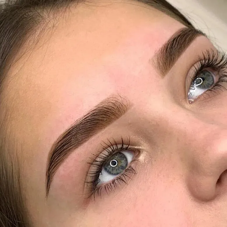 Cejas laminadas con forma geométrica
