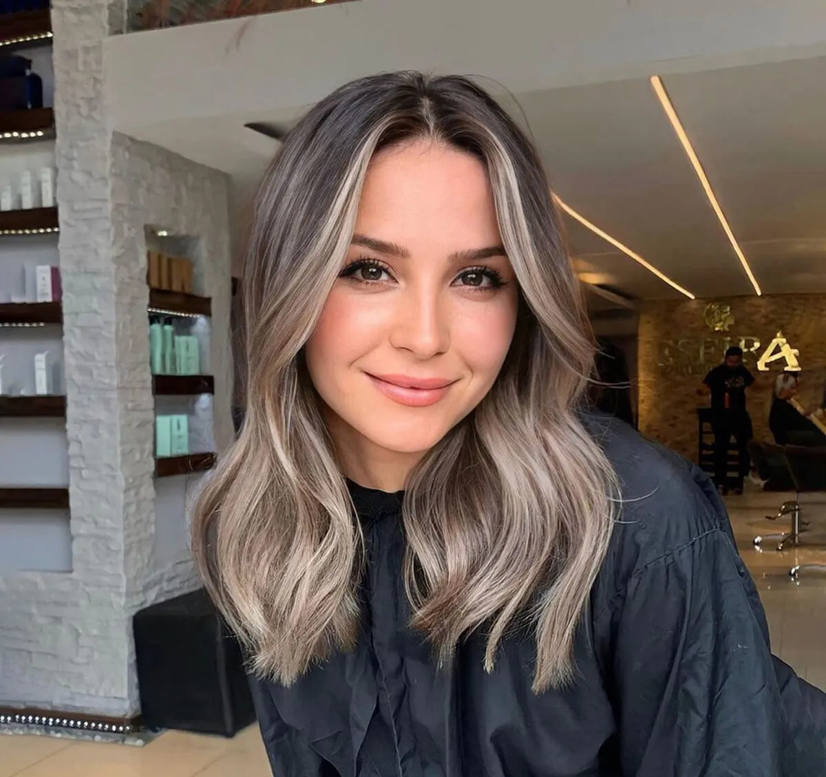 Modelo con corte bob moderno y color pastel